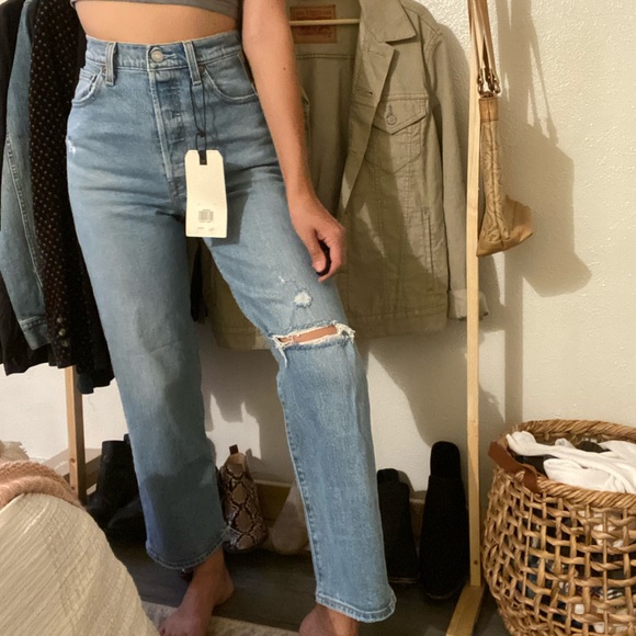 SOLD Levi’s Ribcage Straight Ankle Jeans - Picture 6 of 7